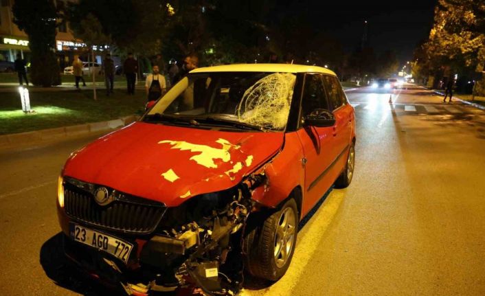 Elazığ’da otomobil yayalara çarptı: 2 ağır yaralı