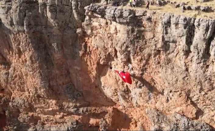 Elazığlı dağcılar kayalıklarda Türk bayrağı açtı