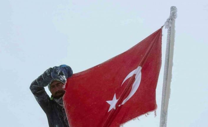 Elazığlı sporcu Cumhuriyet coşkusunu Erciyes’in zirvesine taşıdı