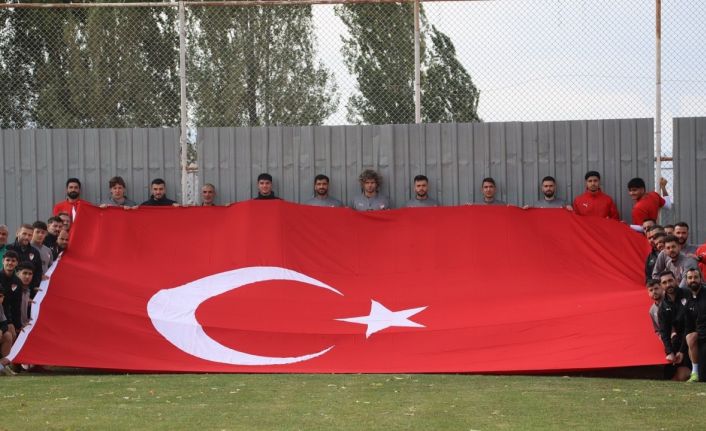Elazığspor dev Türk bayrağı açtı