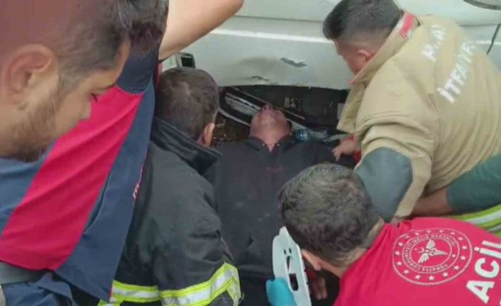 Elektrik direğine çarpıp ters dönen minibüste can pazarı yaşandı