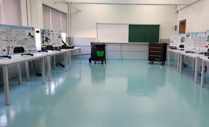 Elektrikli araçlar eğitim merkezinde kurulum çalışmaları hızla ilerliyor
