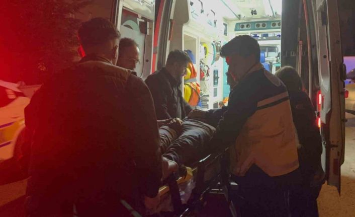 Elektrikli bisikletle kamyonetin altına girdi: 1 yaralı