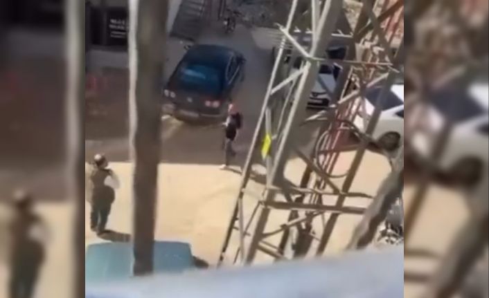 Elindeki tüfekle, "Kim hırsız" diye bağırıp havaya ateş açtı