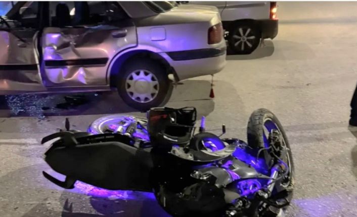 Emet’te motosiklet otomobile çarptı: 2 yaralı