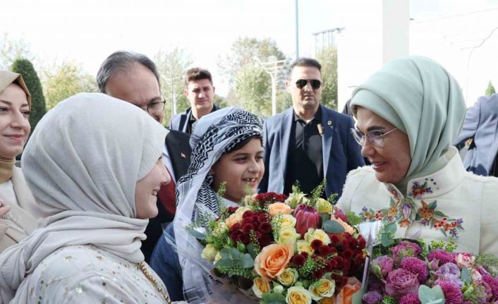 Emine Erdoğan: "Siirt’te gösterdiğiniz kardeşliği hiç unutmadık, unutmuyoruz"