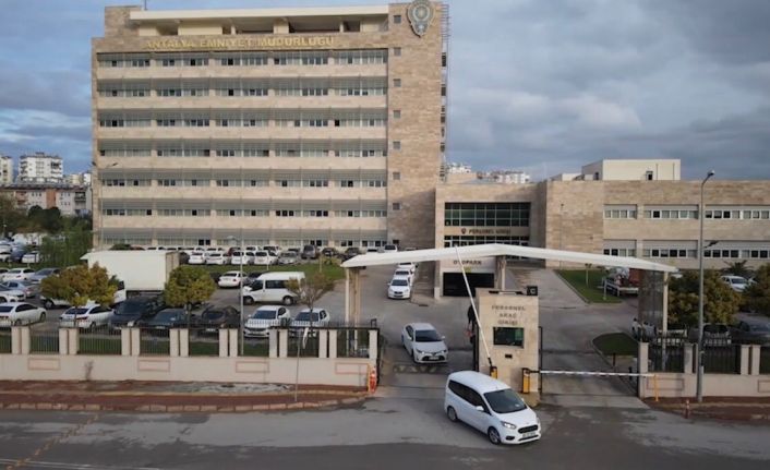 Engelli vatandaşın evini satıp parayı kız arkadaşının hesabına aktaran emlakçı yakalandı