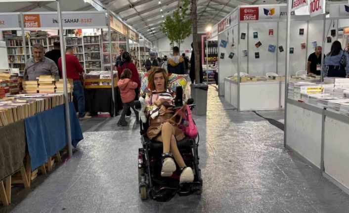 "Engelsiz Taksi" yazar Sena’yı her gün okurlarıyla buluşturuyor