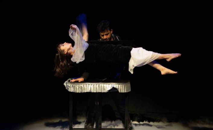 Enver Ertaş iddialı ve eğlenceli yeni gösterisiyle sahnede