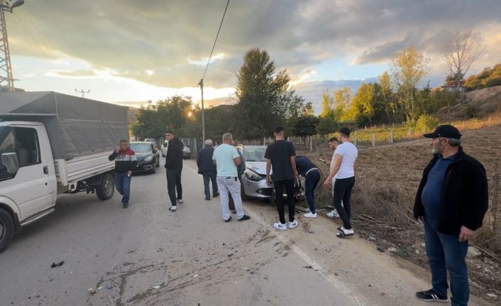 Erbaa’da minibüs ile otomobil çarpıştı: 5 yaralı