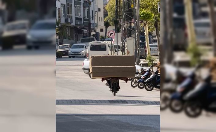 Erbaa’da motosikletle koltuk taşıdı