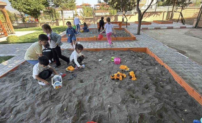 Erbaa’da okul bahçesi sınıfa dönüştü: Minikler doğayla öğreniyor