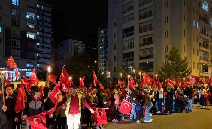 Erciyes Koleji’nden coşkulu fener alayı yürüyüşü