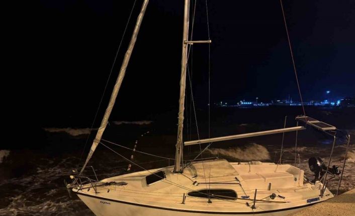 Erdek’te şiddetli lodos etkili oldu: Tekneler sürüklendi