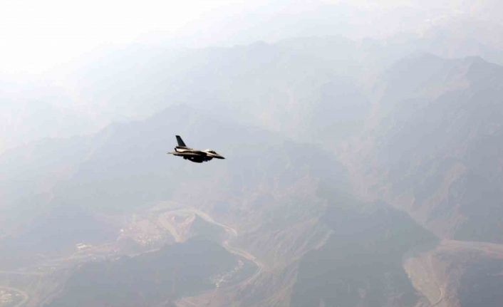 Erdoğan’ın Maskat Havaalanına inişinde F-16 savaş uçakları eşlik etti