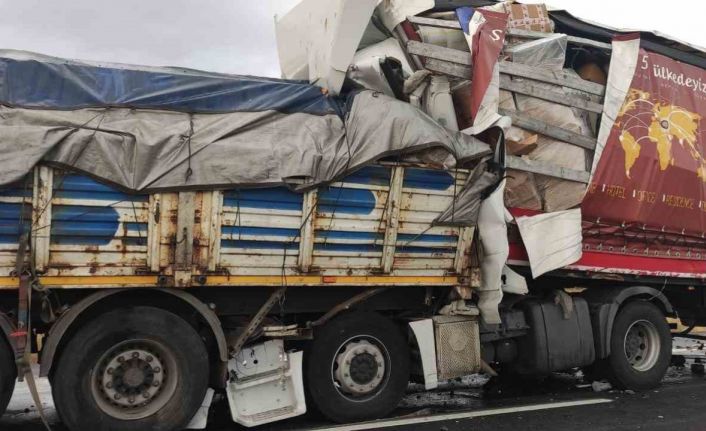 Ereğli’de 2 tır ve 1 minibüsün karıştığı kazada 1 ölü, 3 yaralı