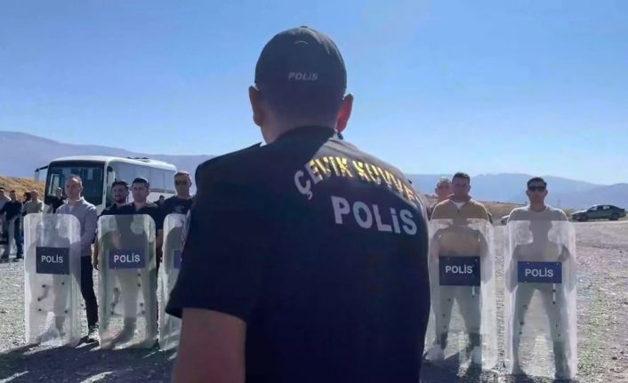 Erzincan çevik kuvvet polisinden nefes kesen tatbikat
