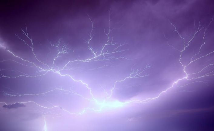 Erzincan’da geceyi aydınlatan şimşek ve yıldırımlar kamerada