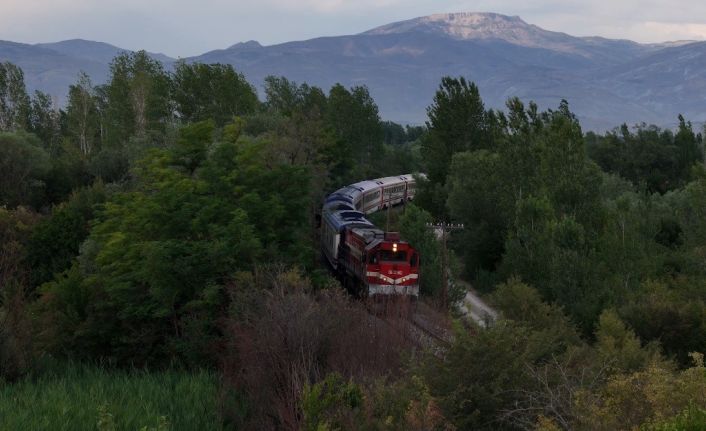 Erzincan’da sonbahar manzarası eşliğinde yol alan Doğu Ekspresi