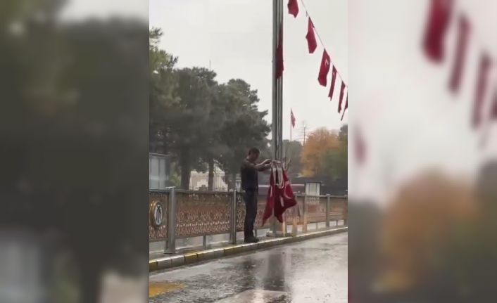 Erzincanlı vatandaşın bayrak hassasiyeti duygulandırdı