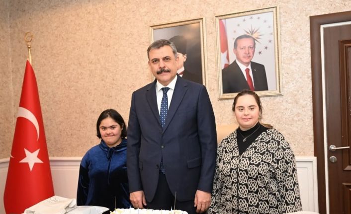 Erzurum Valiliği’nin güllerine sürpriz