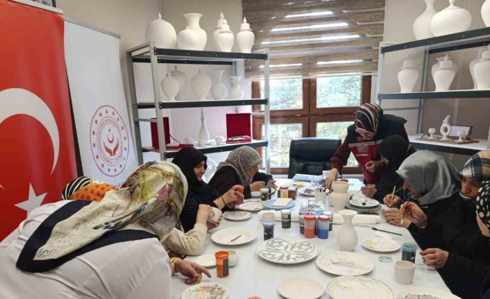 Erzurum’da şehit yakınlarına sanatla şifa: Çini, Tezhip ve Ebru kursları başladı