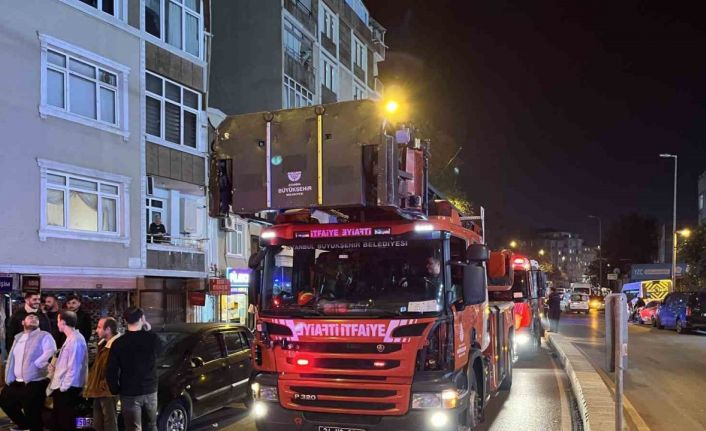 Esenler’de 5 katlı binada yangın: 15 kişi dumandan etkilendi