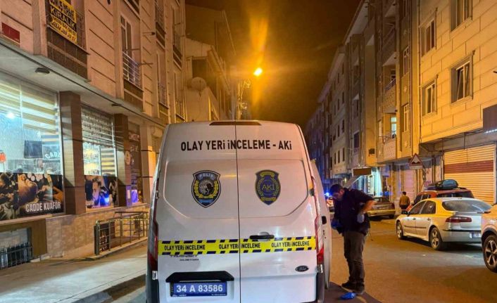 Esenyurt’ta kahvehaneye silahlı saldırı: Kurşunlar araçlara isabet etti