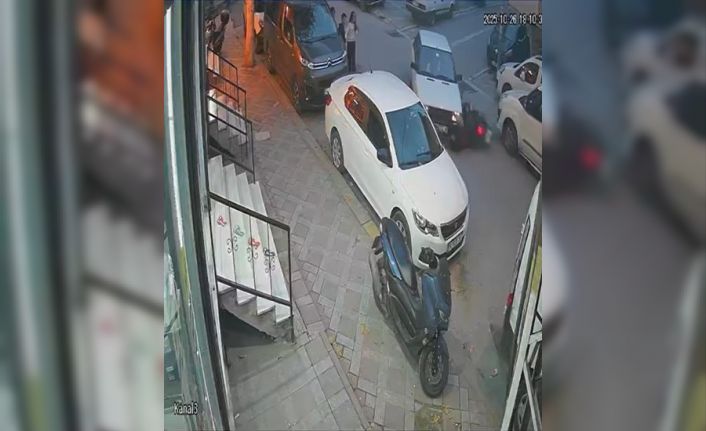 Esenyurt’ta motosiklet araca çarptı, o anlar kamerada
