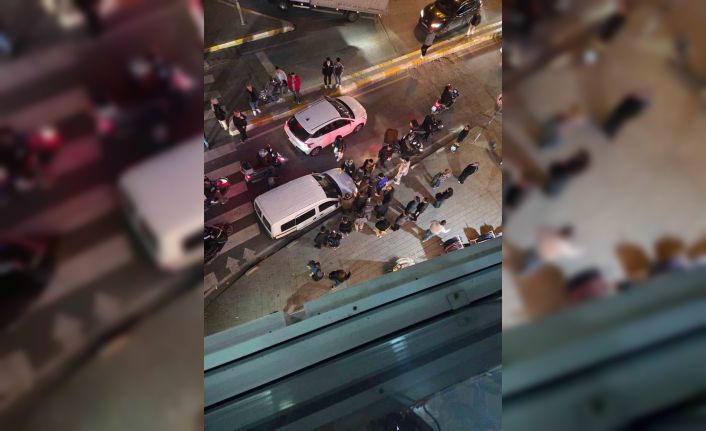 Esenyurt’ta yol verme tartışması: Kadın motorcuyu kaputunda sürükledi