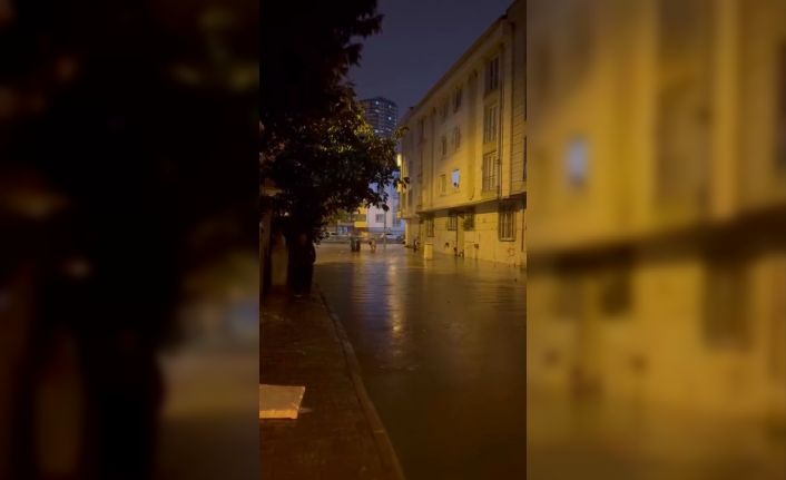 Esenyurt’u sağanak vurdu: Yollar göle döndü, evleri su bastı