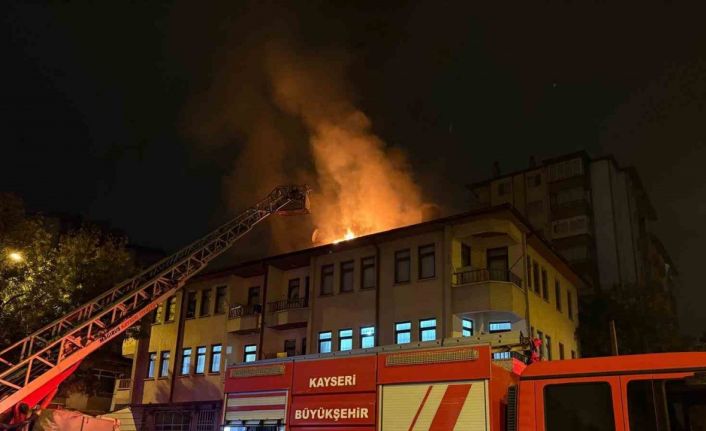 Eşi eve almayınca sinirlenip binanın çatısını yaktı: 1 gözaltı