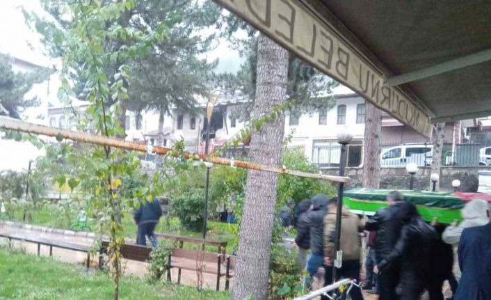 Eşi tarafından öldürülen 3 çocuk annesi kadın son yolculuğuna uğurlandı