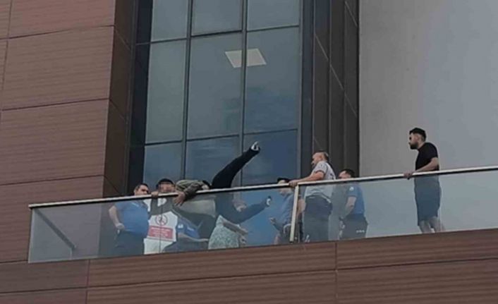 Eşinin terk etmesine sinirlenen şahıs, yine eşi tarafından ikna edildi