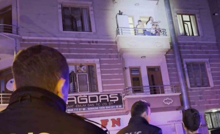 Eski eşini darbeden şahıs çocuklarını bıçakla rehin aldı