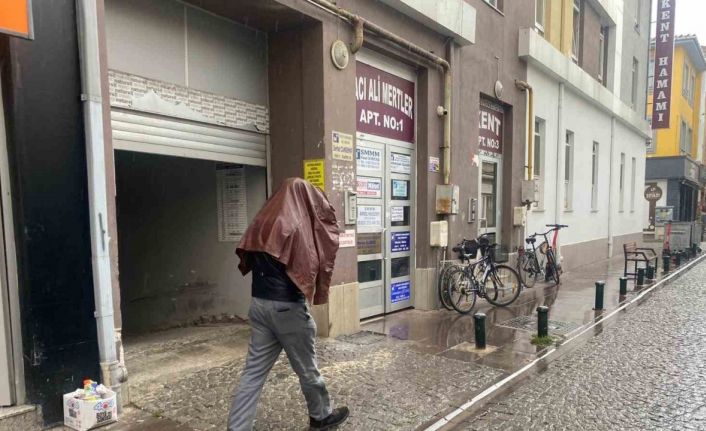 Eskişehir’de aniden bastıran yağış vatandaşlara zor anlar yaşattı