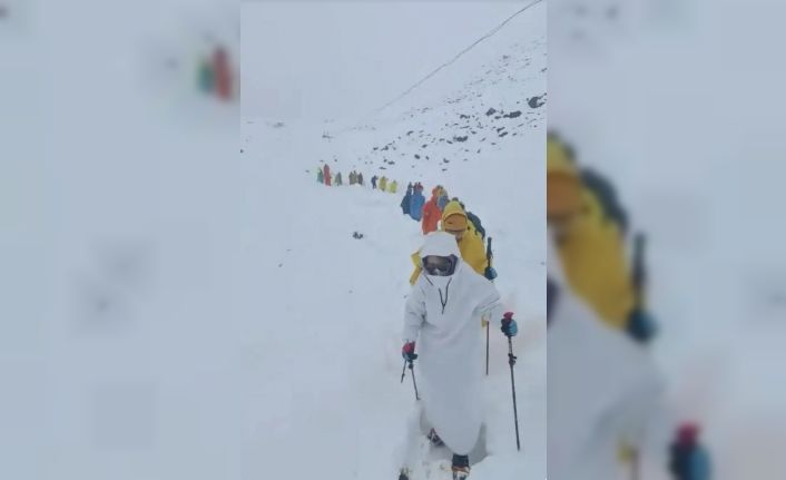 Everest’teki kar fırtınası nedeniyle bin kişi dağda mahsur kaldı
