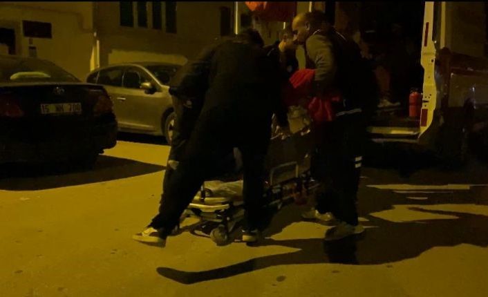 Evlerindeki asma tavan üzerlerine çöktü, deprem oluyor sandılar :1 yaralı