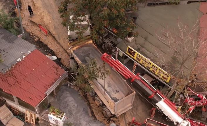 Eyüpsultan’da kazı alanına saplanan kamyon vinç yardımıyla kurtarıldı