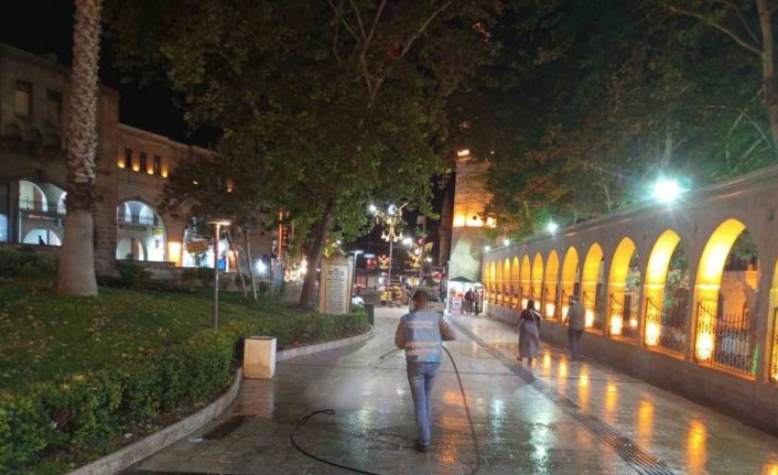 Eyyübiye Belediyesi kirlenen sokakları yıkadı