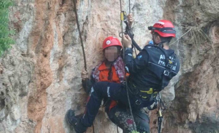 Falezlerde mahsur kalan kadın itfaiyenin zorlu operasyonuyla kurtarıldı