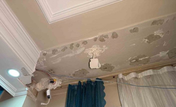 Fatih’te bir evin tavanı deprem sebebiyle çöktü