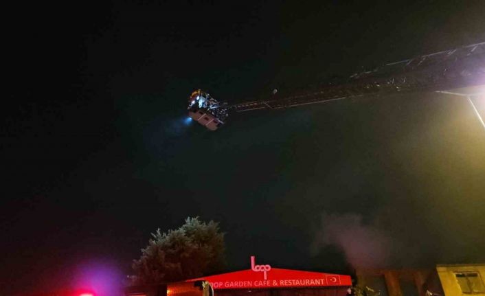 Fatih’te metruk binada çıkan yangın kafeye sıçramadan söndürüldü