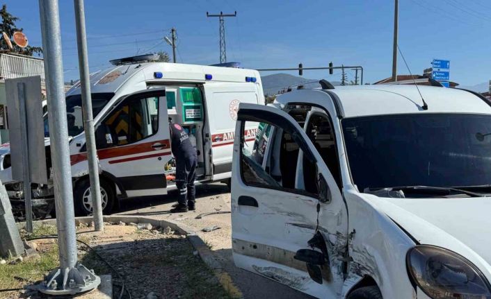 Fethiye’de ambulansla hafif ticari araç çarpıştı: 2 yaralı