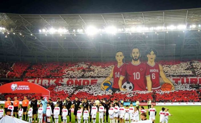 Filistinli çocuklar, milli futbolcularla birlikte seremoniye çıktı