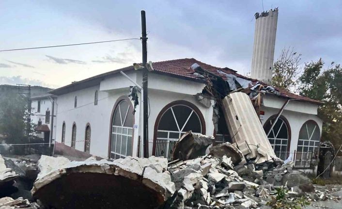 Fırtına minareyi yıktı: Cemaat ölümden döndü