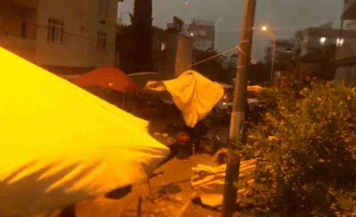 Fırtına pazar yerindeki güneşlikleri devirdi, tezgahları savurdu