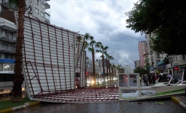 Fırtına tonlarca ağırlıktaki çatıyı karayoluna savurdu, muhtemel faciadan dönüldü