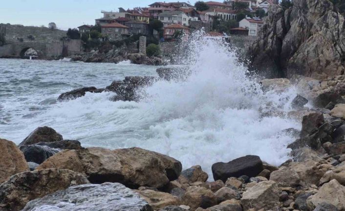 Fırtına uyarısı yapılan Bartın’da dev dalgalar