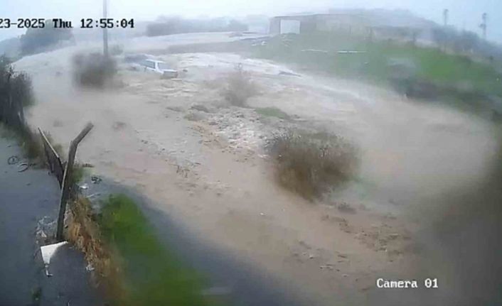 Foça’da Kaptanoğlu’nun aracının sele kapıldığı anlar